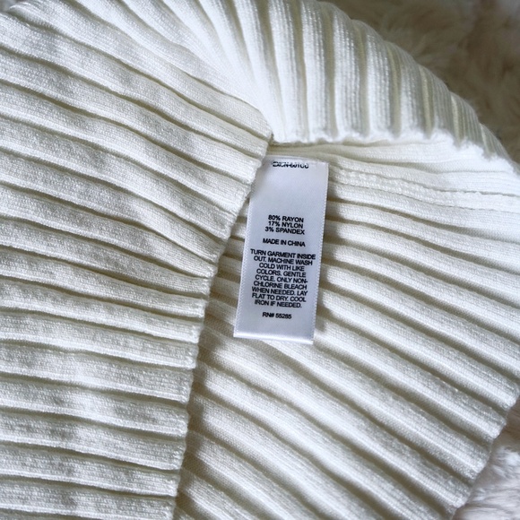 EXPRESS - V-neck zip up top ribbed half sleeve -  off white  - Size Small - Picture 8 of 9